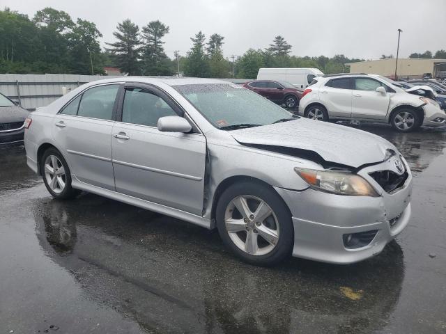 4T1BF3EK8AU094783 - 2010 TOYOTA CAMRY BASE فضي صورة 4