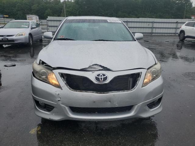 4T1BF3EK8AU094783 - 2010 TOYOTA CAMRY BASE فضي صورة 5