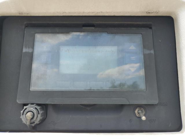 1UYVS2537EM994503 - 2014 UTILITY VS2RA WHITE photo 8