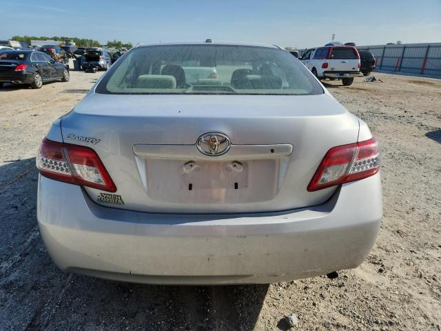 4T1BF3EK6BU671103 - 2011 TOYOTA CAMRY BASE Сріблястий фото 6