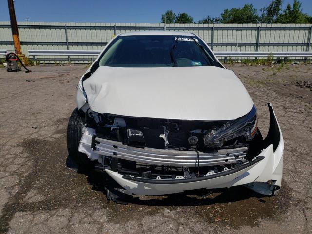 JTDEAMDE2MJ015549 - 2021 TOYOTA COROLLA LE WHITE photo 5