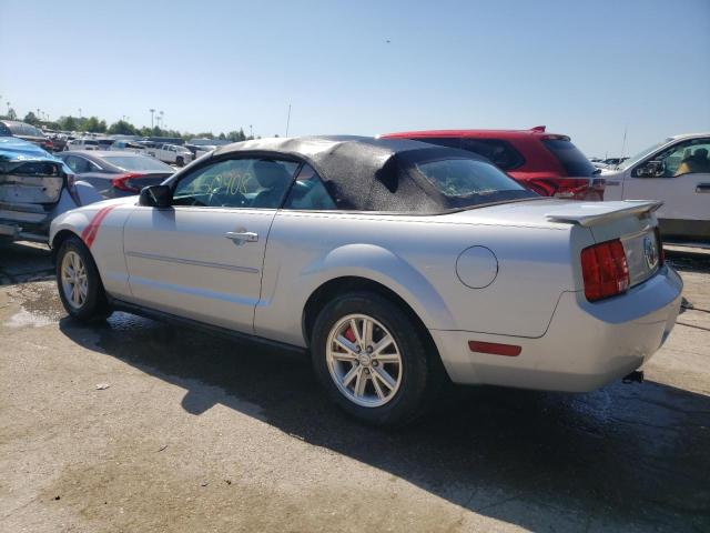 1ZVFT84N675276733 - 2007 FORD MUSTANG SILVER photo 2