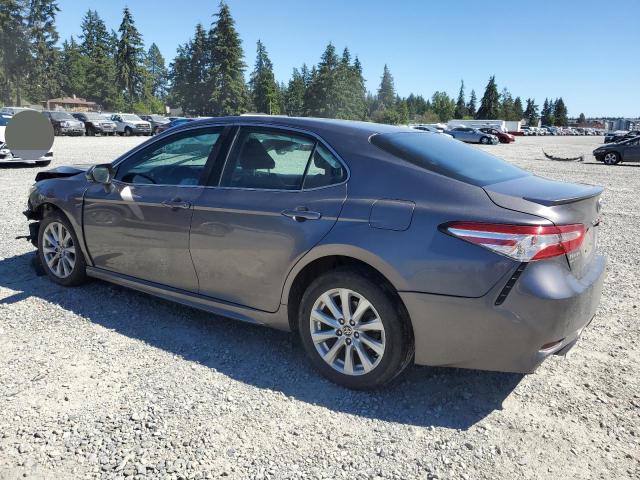 4T1G11AK6LU978366 - 2020 TOYOTA CAMRY SE GRAY photo 2