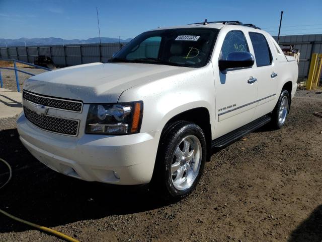 3GNTKGE77CG235914 - 2012 CHEVROLET AVALANCHE LTZ WHITE photo 2