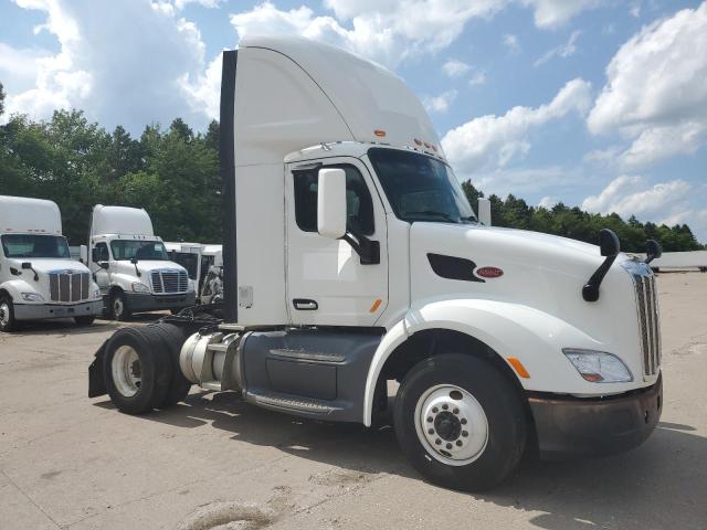 2017 PETERBILT 579, null