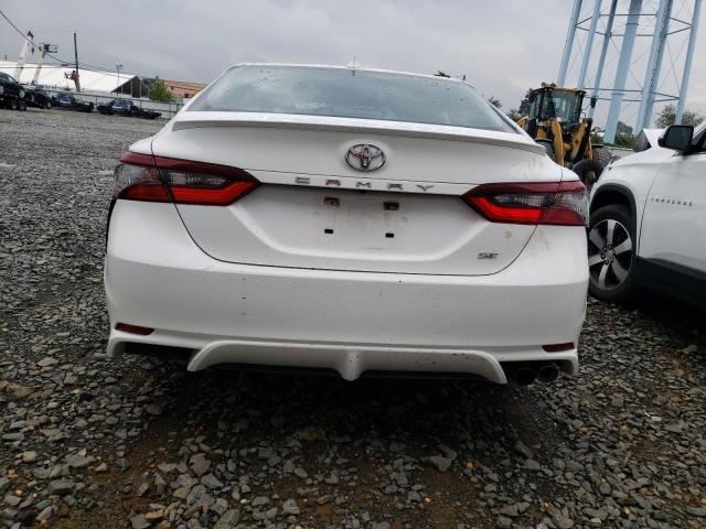 4T1G11AK6MU569690 - 2021 TOYOTA CAMRY SE WHITE photo 6