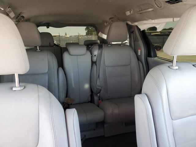 5TDYZ3DC7JS936890 - 2018 TOYOTA SIENNA XLE فضي صورة 10