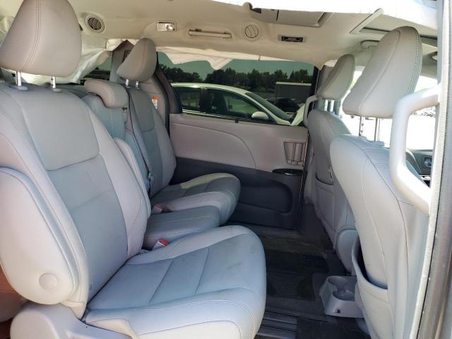 5TDYZ3DC7JS936890 - 2018 TOYOTA SIENNA XLE فضي صورة 11