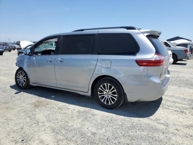 5TDYZ3DC7JS936890 - 2018 TOYOTA SIENNA XLE فضي صورة 2