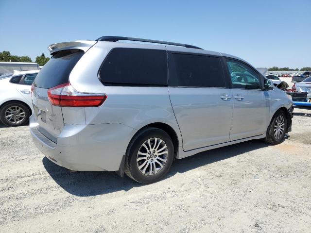 5TDYZ3DC7JS936890 - 2018 TOYOTA SIENNA XLE فضي صورة 3