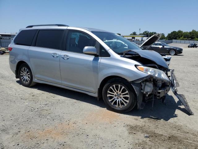 5TDYZ3DC7JS936890 - 2018 TOYOTA SIENNA XLE فضي صورة 4