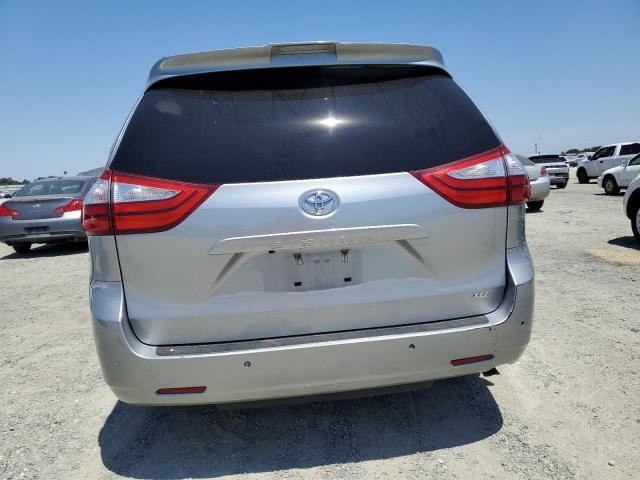 5TDYZ3DC7JS936890 - 2018 TOYOTA SIENNA XLE فضي صورة 6