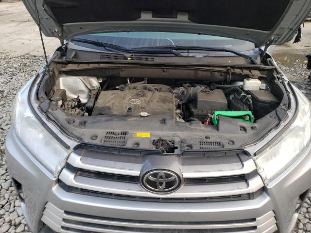 5TDKZRFH6KS555986 - 2019 TOYOTA HIGHLANDER SE SILVER photo 12