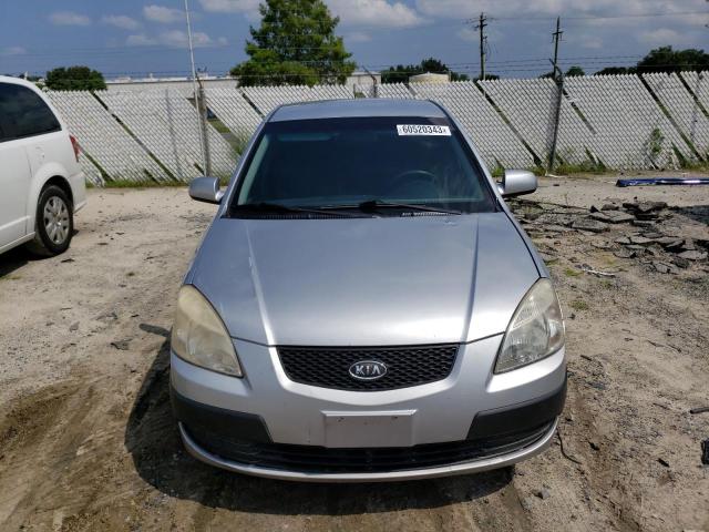 KNADE223396495338 - 2009 KIA RIO BASE SILVER photo 5