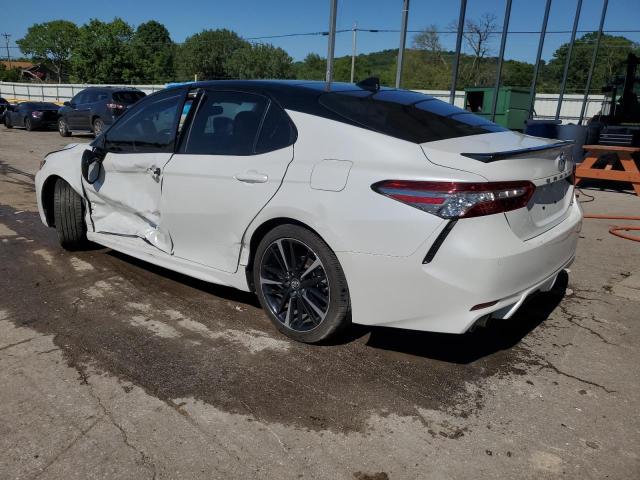 4T1B61HK3JU084131 - 2018 TOYOTA CAMRY XSE WHITE photo 2