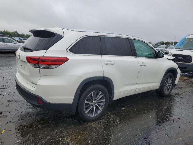 5TDJZRFH2JS827735 - 2018 TOYOTA HIGHLANDER SE WHITE photo 3