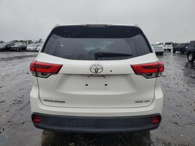 5TDJZRFH2JS827735 - 2018 TOYOTA HIGHLANDER SE WHITE photo 6