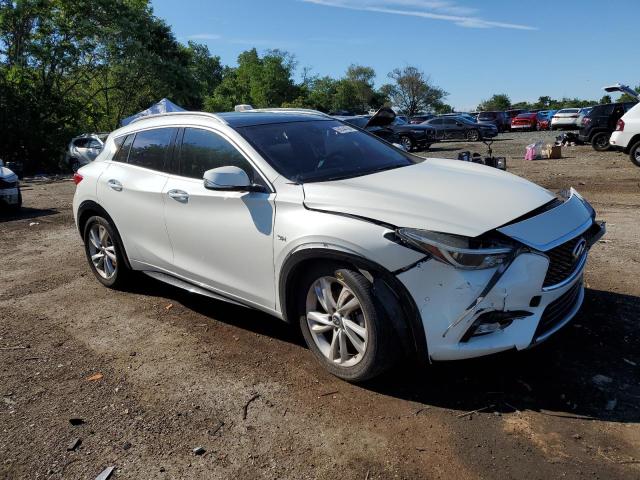 SJKCH5CP3HA029281 - 2017 INFINITI QX30 BASE WHITE photo 4