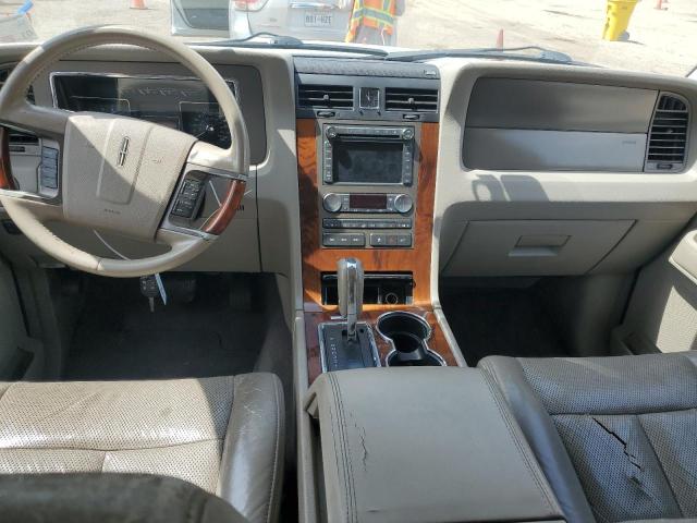 5LMJJ2H5XBEJ01381 - 2011 LINCOLN NAVIGATOR SILVER photo 8