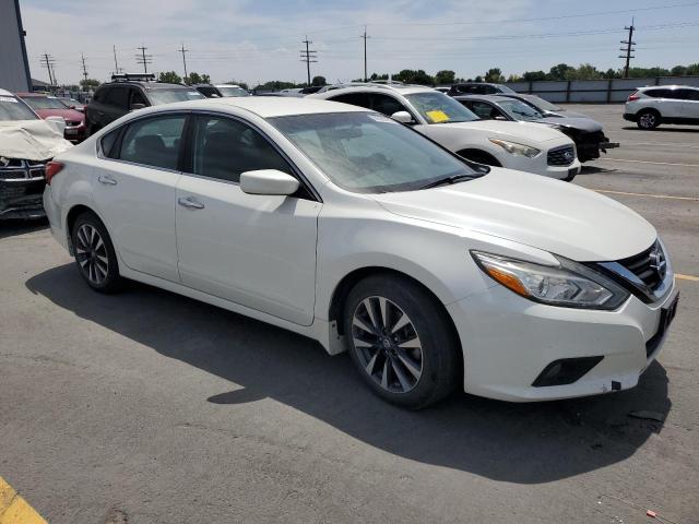 1N4AL3AP3HC126068 - 2017 NISSAN ALTIMA 2.5 WHITE photo 4