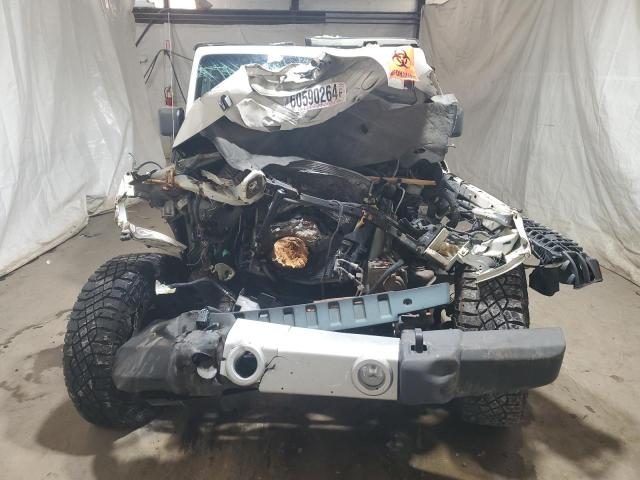 1J4HA5H11AL183865 - 2010 JEEP WRANGLER U SAHARA WHITE photo 5