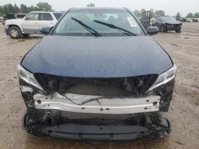 4T1B11HK6JU661023 - 2018 TOYOTA CAMRY L BLUE photo 5