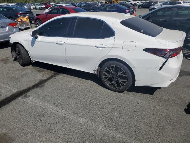 4T1G11BK5PU102490 - 2023 TOYOTA CAMRY SE NIGHT SHADE WHITE photo 2