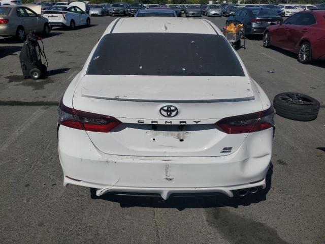 4T1G11BK5PU102490 - 2023 TOYOTA CAMRY SE NIGHT SHADE WHITE photo 6
