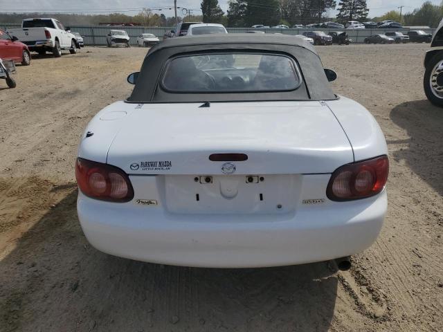 JM1NB353720234398 - 2002 MAZDA MX-5 MIATA BASE WHITE photo 6