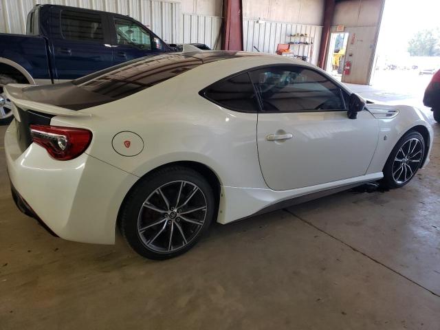 JF1ZNAA15J9700038 - 2018 TOYOTA 86 WHITE photo 3