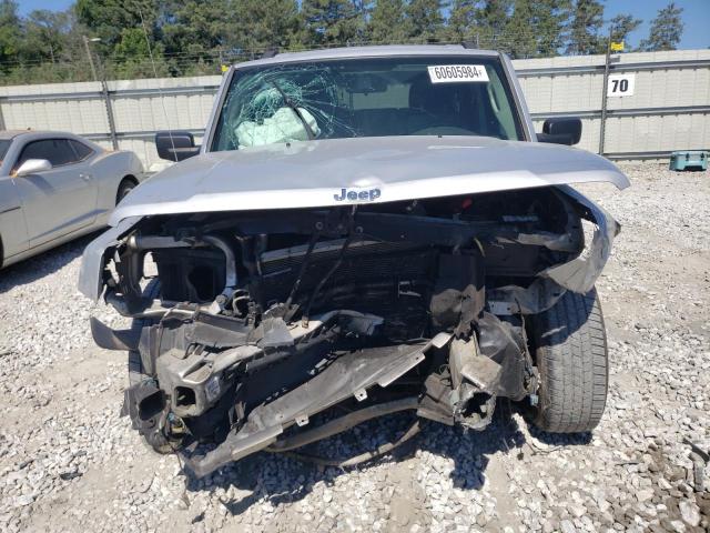 1J8HH48K28C129322 - 2008 JEEP COMMANDER SPORT Silber Foto 5