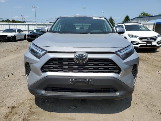 2T3G1RFV8RC482004 - 2024 TOYOTA RAV4 LE Gümüş foto 5