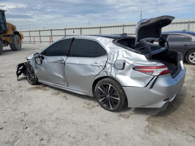 4T1B61HK2KU726694 - 2019 TOYOTA CAMRY XSE فضي صورة 2