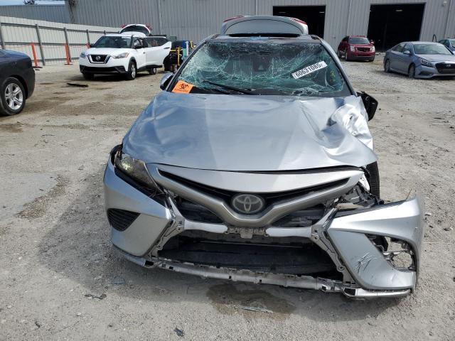 4T1B61HK2KU726694 - 2019 TOYOTA CAMRY XSE فضي صورة 5