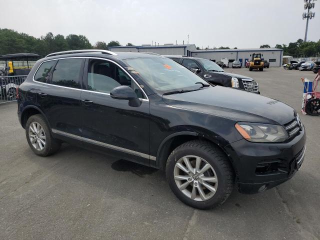 WVGEF9BP5DD009855 - 2013 VOLKSWAGEN TOUAREG V6 BLACK photo 4