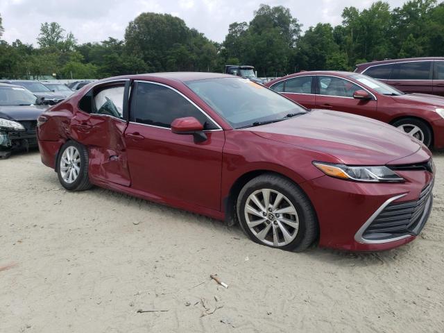 4T1C11AK6MU447362 - 2021 TOYOTA CAMRY LE RED photo 4
