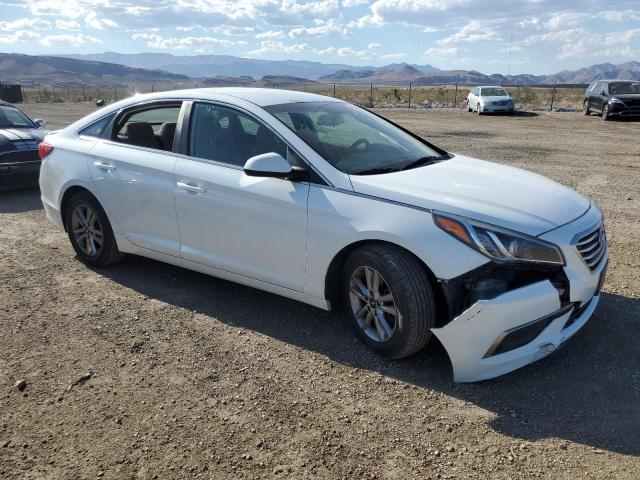 5NPE24AF9GH370998 - 2016 HYUNDAI SONATA SE WHITE photo 4