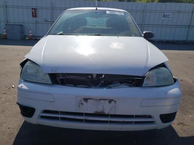 3FAHP37N45R147694 - 2005 FORD FOCUS ZX5 WHITE photo 5