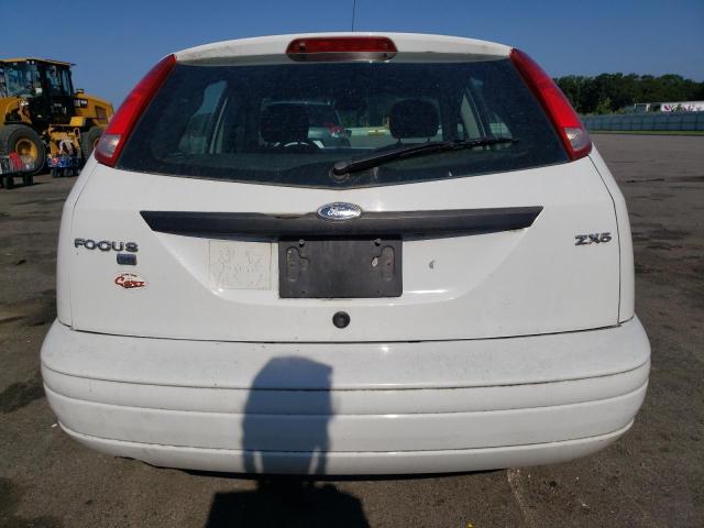 3FAHP37N45R147694 - 2005 FORD FOCUS ZX5 WHITE photo 6