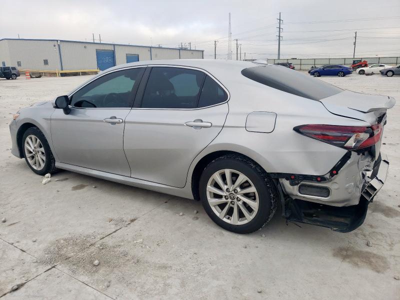 4T1C11AK9NU693081 - 2022 TOYOTA CAMRY LE Серебристый фото 2