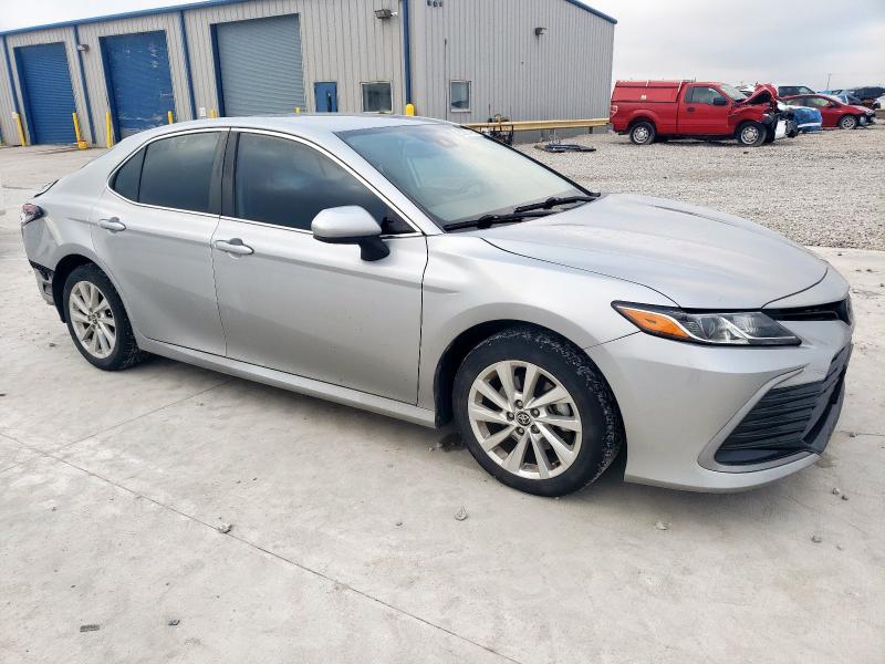 4T1C11AK9NU693081 - 2022 TOYOTA CAMRY LE Серебристый фото 4