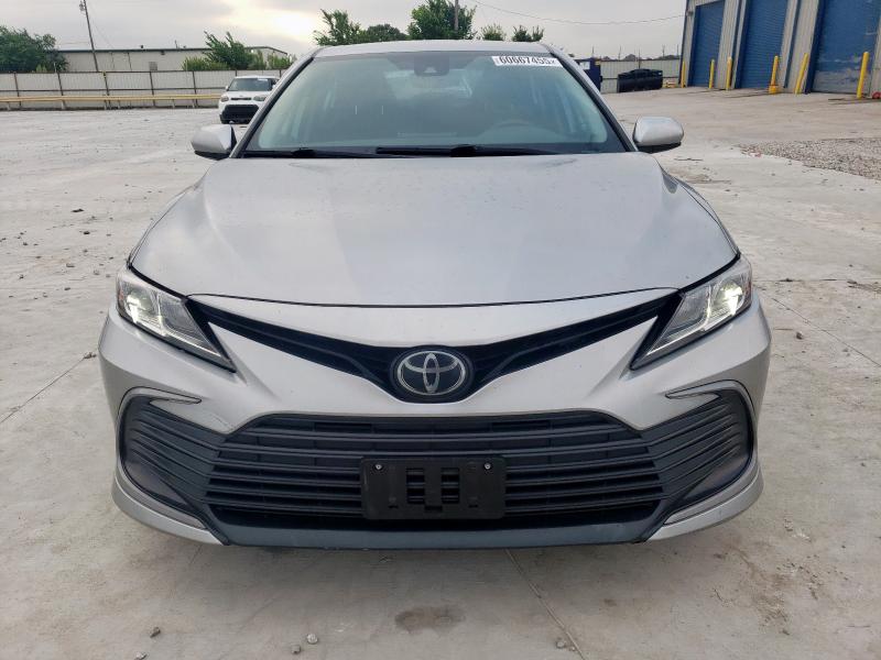 4T1C11AK9NU693081 - 2022 TOYOTA CAMRY LE Серебристый фото 5