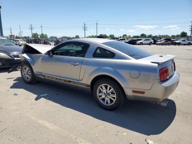 1ZVHT80N585146975 - 2008 FORD MUSTANG SILVER photo 2