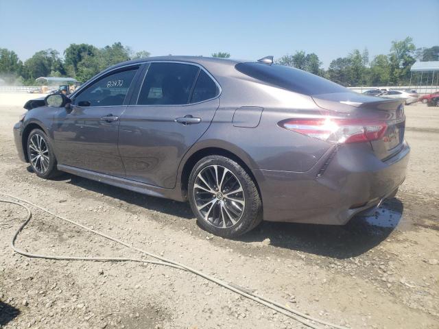 4T1G11AK8LU356836 - 2020 TOYOTA CAMRY SE GRAY photo 2