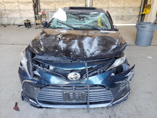 4T1F11AK1MU534230 - 2021 TOYOTA CAMRY XLE BLUE photo 5