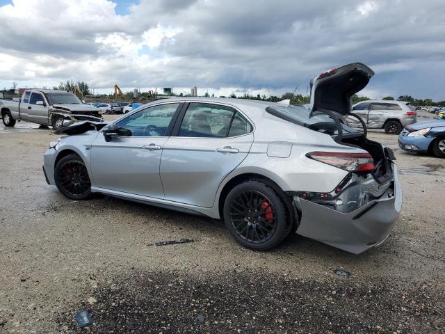 4T1G11AK3PU795335 - 2023 TOYOTA CAMRY SE NIGHT SHADE SILVER photo 2