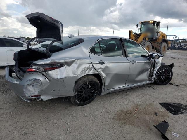 4T1G11AK3PU795335 - 2023 TOYOTA CAMRY SE NIGHT SHADE SILVER photo 3