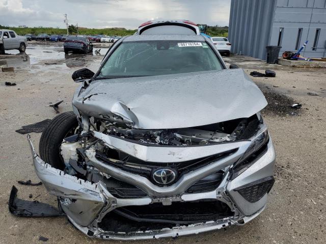 4T1G11AK3PU795335 - 2023 TOYOTA CAMRY SE NIGHT SHADE SILVER photo 5