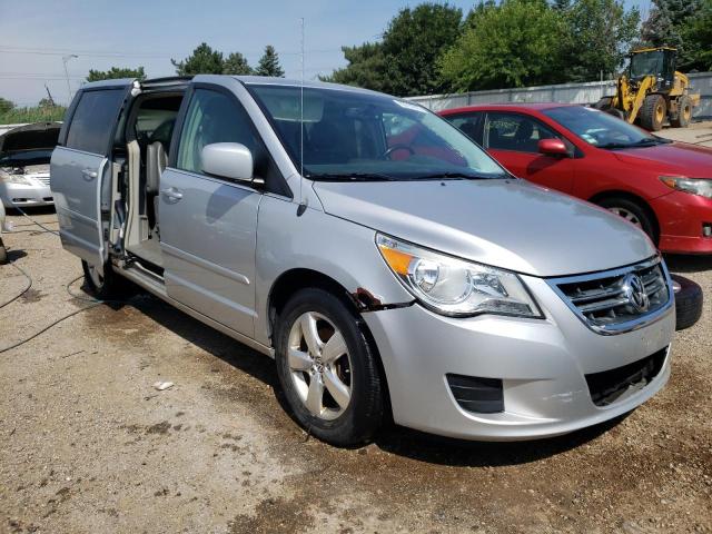 2V4RW3D15AR236523 - 2010 VOLKSWAGEN ROUTAN SE SILVER photo 4