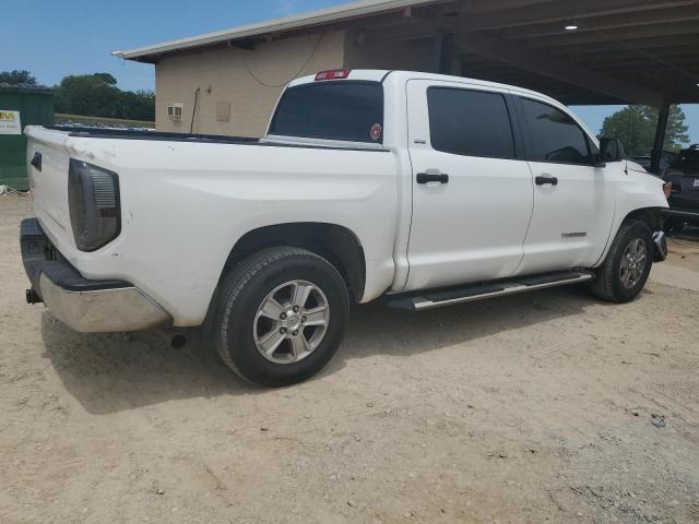 5TFEM5F14JX126118 - 2018 TOYOTA TUNDRA CREWMAX SR5 WHITE photo 3